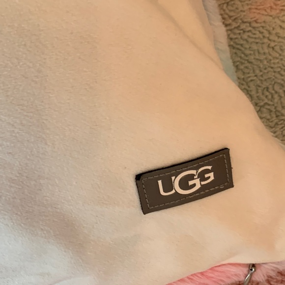 UGG Multicolor Tie-Dye Blanket and Pillow Set - Picture 7 of 12